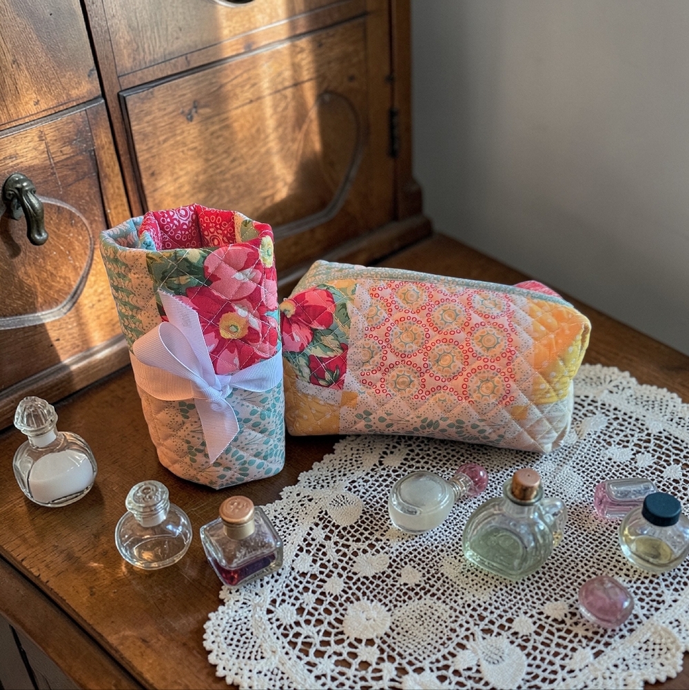 Grannycore Floral Patchwork Quilted Travel Pouch Set Cosmetic Case & Brush Roll
